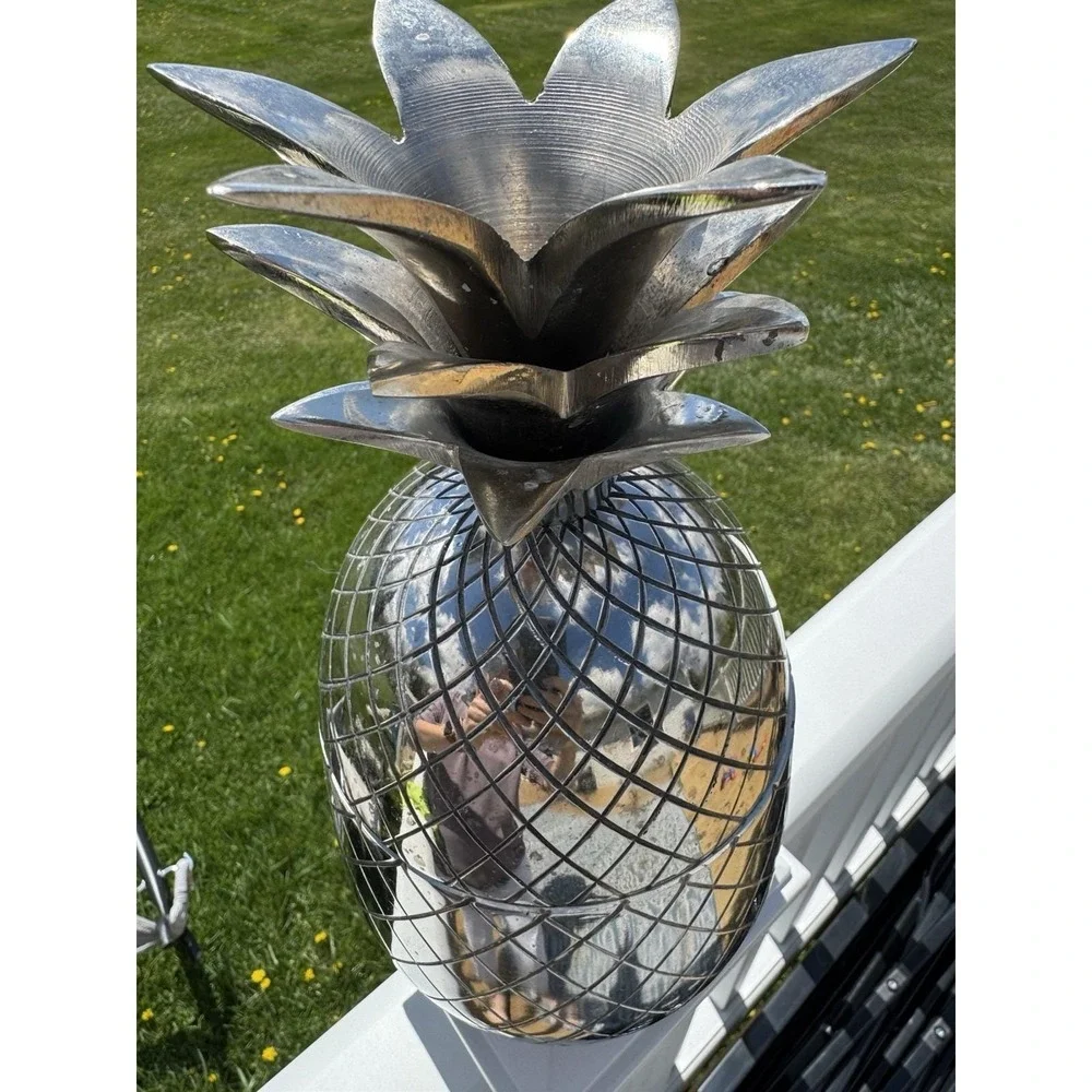 The Unbranded Brand preowned decorative